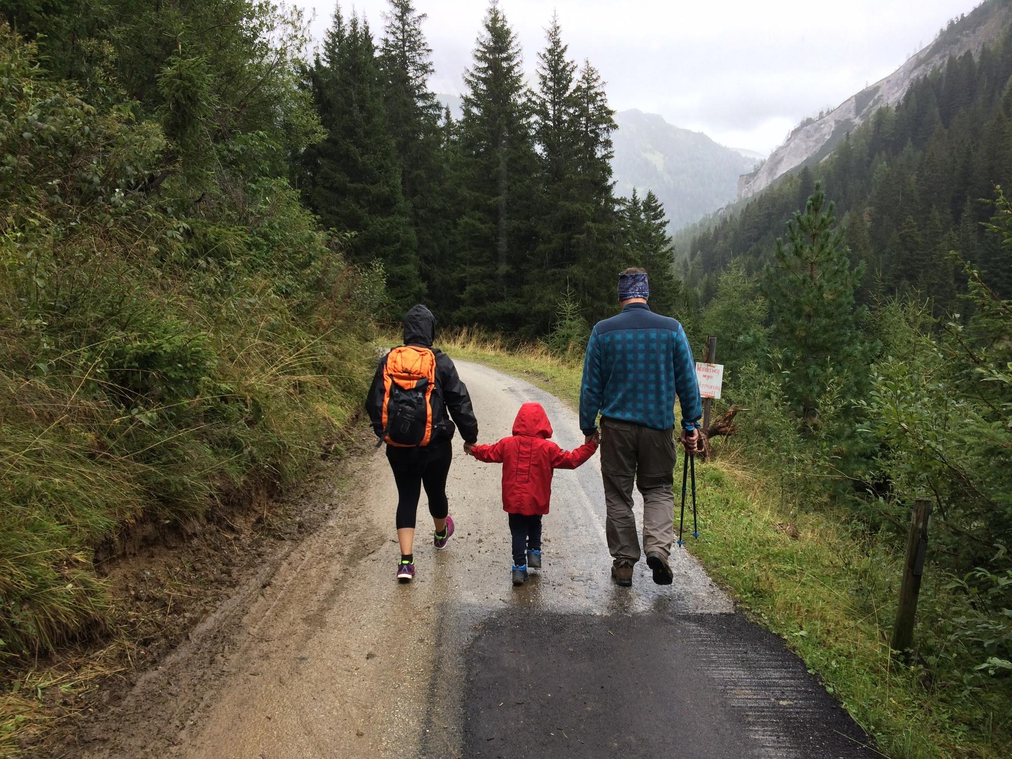 Una familia camina por el bosque.
